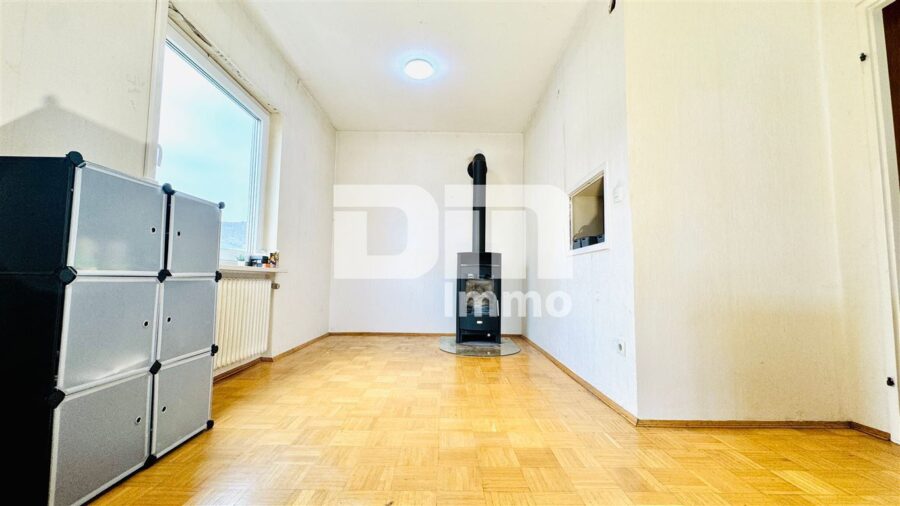 Gepflegtes Ein / Zweifamilienhaus mit Doppelgarage in begehrter Ortsrandlage von Zierenberg - WE2 OG Wohn / Esszimmer / Zugang Balkon / Kamin